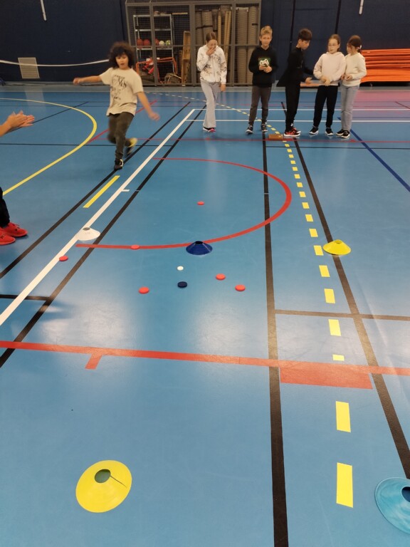 Séance de jeu de palets en EPS